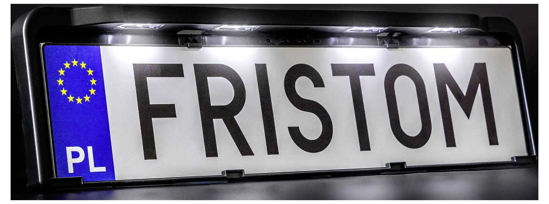 Nahaufnahme eines Fahrzeugkennzeichens mit der Aufschrift 'FRISTOM' mit einem EU/polnischen blauen Feld, das 'PL' und Sterne zeigt.