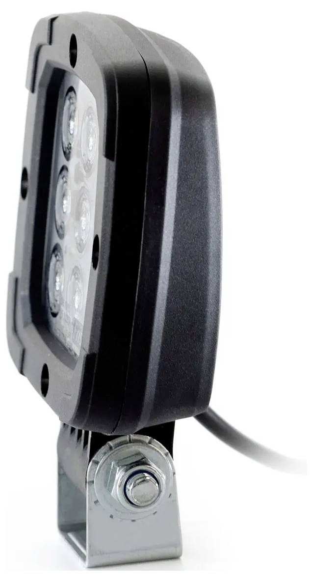 Schwarze rechteckige LED-Arbeitsleuchte auf einer Metallhalterung mit sichtbarem Stromkabel, in Seitenansicht gezeigt.
