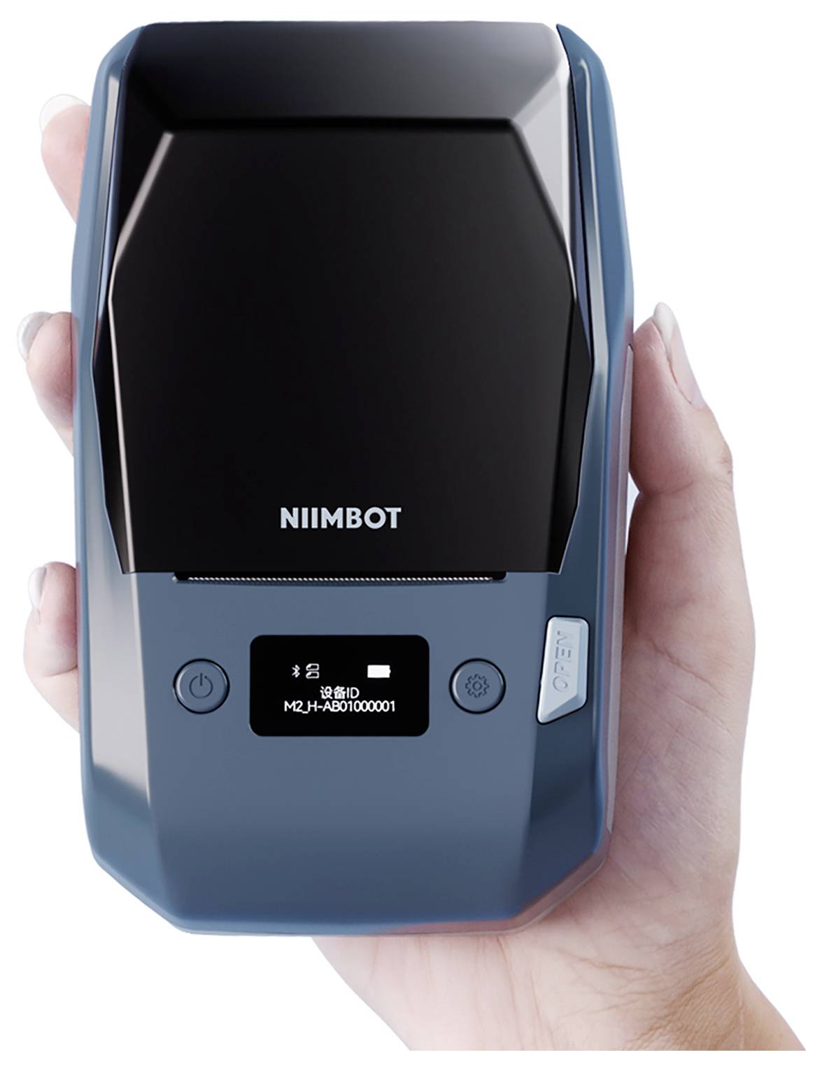 Tragbarer NIIMBOT-Etikettendrucker mit kleinem Display, Ein-/Ausschalter und Einstellungstasten sowie Etikettenführungsschlitz, gezeigt in der Hand einer Person.