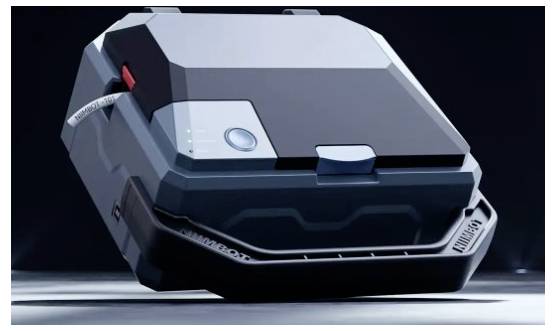 Futuristischer schwarzgrauer Hard-Shell-Gerätekoffer oder Ausrüstungsmodul, geschlossen auf einer Studiofläche dargestellt, mit eckigen Paneelen und einer vorderen Verriegelung.