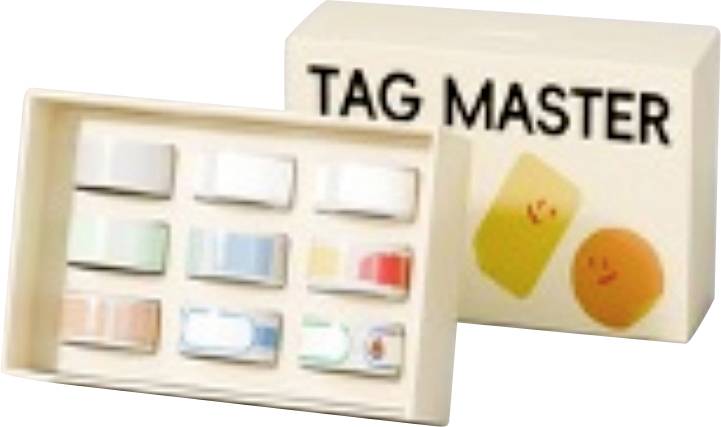 Tag Master-Produktbox neben einem Tablett mit bunten Etikett-Tabs oder Aufklebern.