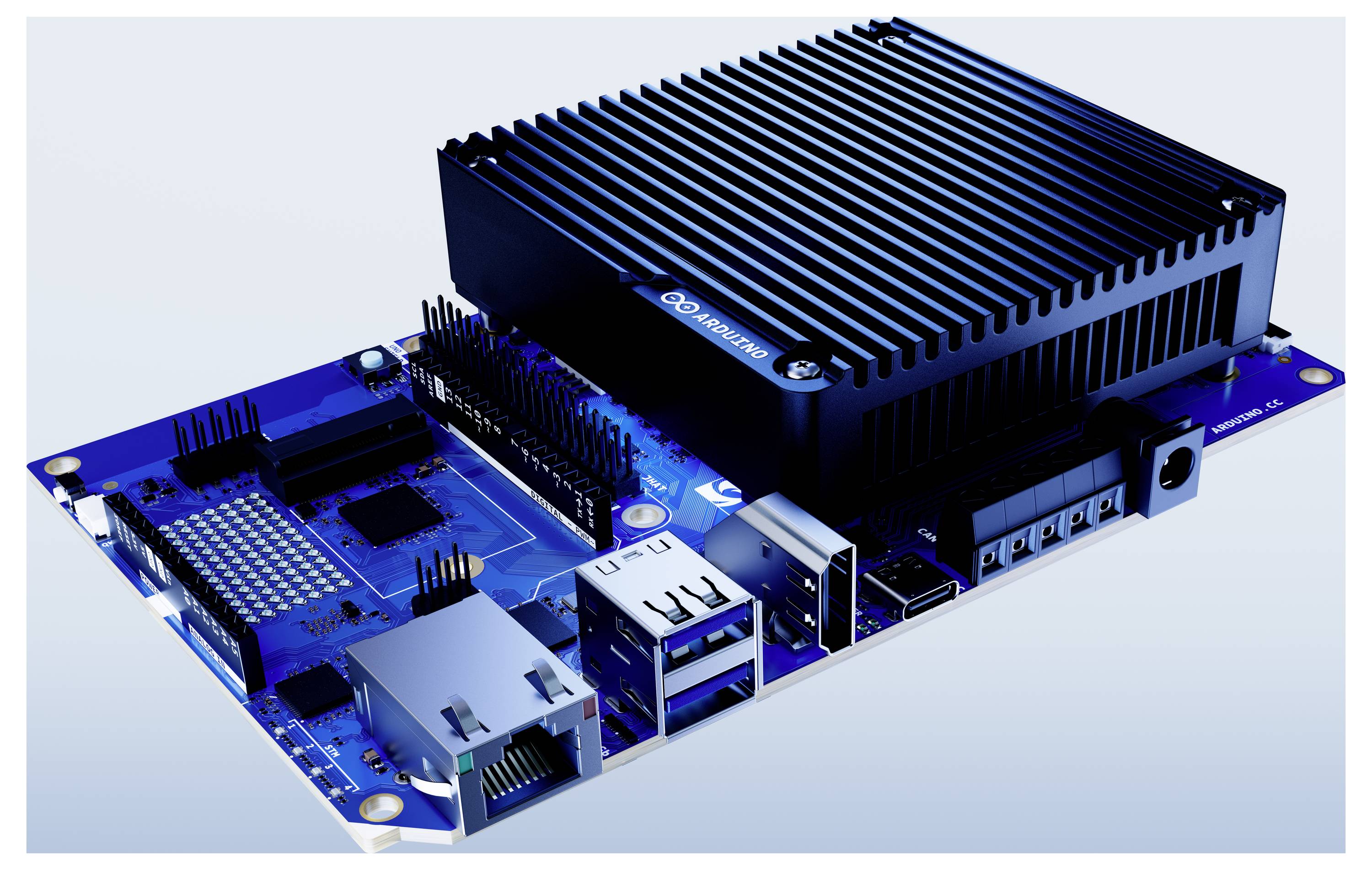 Blaugrüne eingebettete Computerplatine mit großem schwarzem Kühlkörper und sichtbaren Ethernet-, USB- und Stromversorgungsanschlüssen auf hellem Hintergrund.
