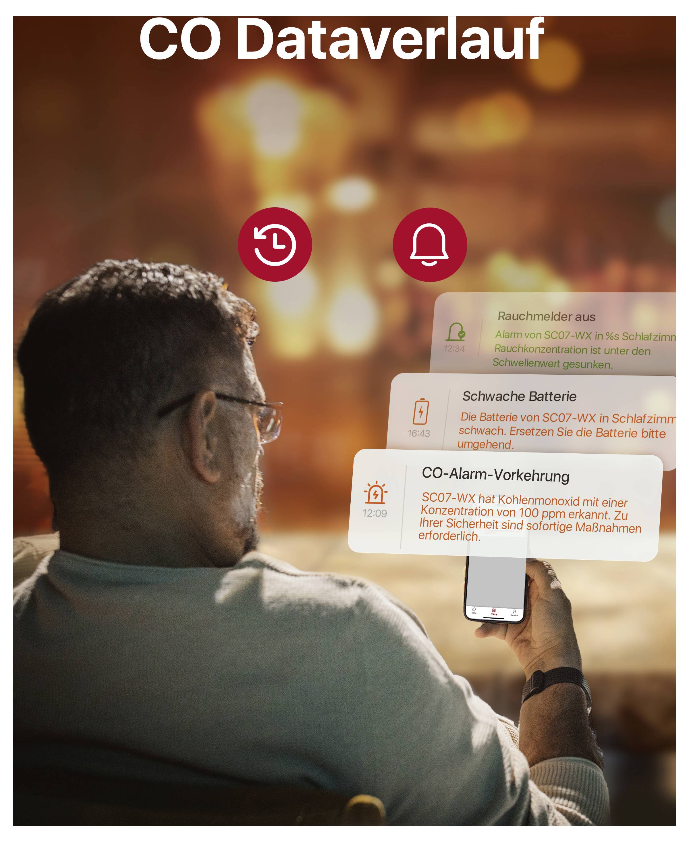 Ein Mann betrachtet auf seinem Smartphone mehrere Warnmeldungen zu Rauchmelder, schwacher Batterie und CO-Alarm-Vorwarnung.