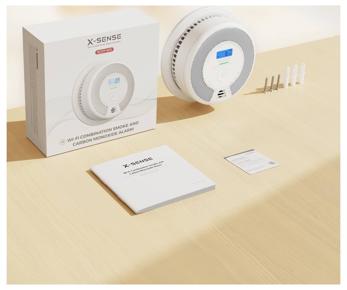 Eine braune aufladbare Taschenlampe mit strukturiertem Griff, Clip und angeschlossenem Ladekabel, mit der Bezeichnung „Baton 3 Pro Max