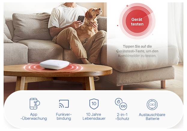 Ein Mann sitzt mit Hund auf dem Sofa. Auf dem Couchtisch liegt ein Alarmgerät. Drücken Sie die Taste, um das Gerät zu testen. Symbole unten beschreiben Funktionen des Geräts.