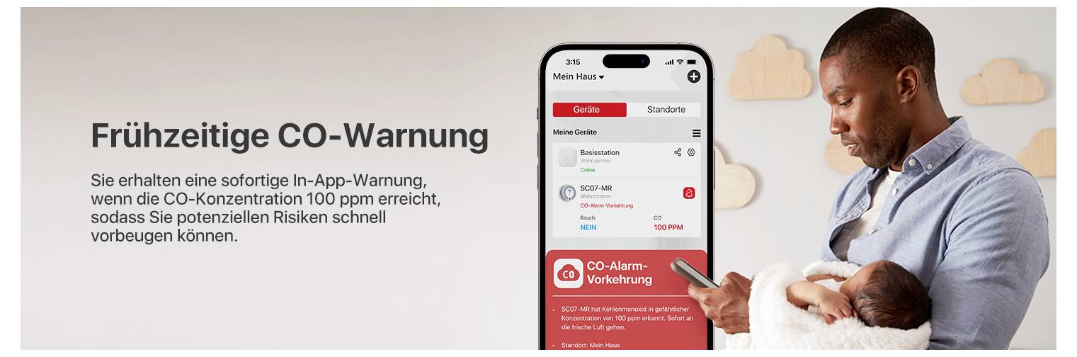 Mann hält ein Baby und schaut auf ein Smartphone. Auf dem Bildschirm steht 'Frühzeitige CO-Warnung'. Die App zeigt eine Warnung bei 100 ppm CO-Konzentration.