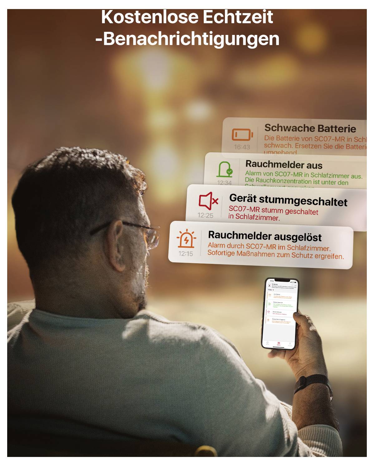 Ein Mann sitzt auf einem Sofa und schaut auf sein Handy. Auf dem Bildschirm sind Benachrichtigungen über Rauchmelder zu sehen.