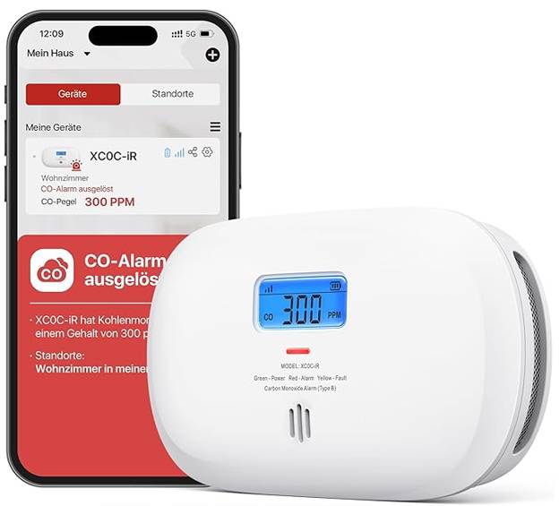 Ein CO-Melder zeigt 300 PPM an und gibt eine Warnung über eine App auf einem Smartphone-Bildschirm aus, was auf einen erhöhten Kohlenmonoxid-Spiegel in einem Wohnumfeld hinweist.