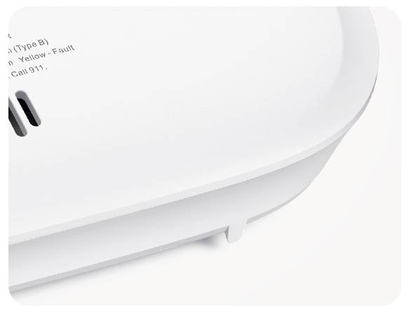 Ein weißes elektrisches Gerät mit abgerundeten Kanten, das an einer Wand montiert zu sein scheint. Es ist teilweise sichtbar.