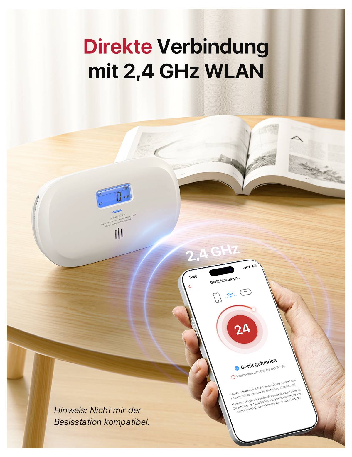 WLAN-Router auf einem Tisch zeigt 2,4 GHz Verbindung. Smartphone daneben mit Anzeige der Signalstärke. Buch im Hintergrund.