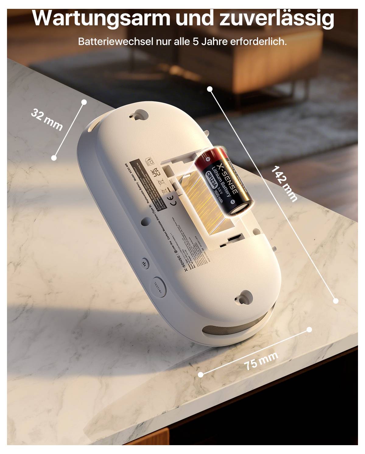 'Wartungsarm und zuverlässig: Batteriewechsel nur alle 5 Jahre erforderlich.' Bild zeigt einen Rauchmelder mit Batterie auf einem Tisch.