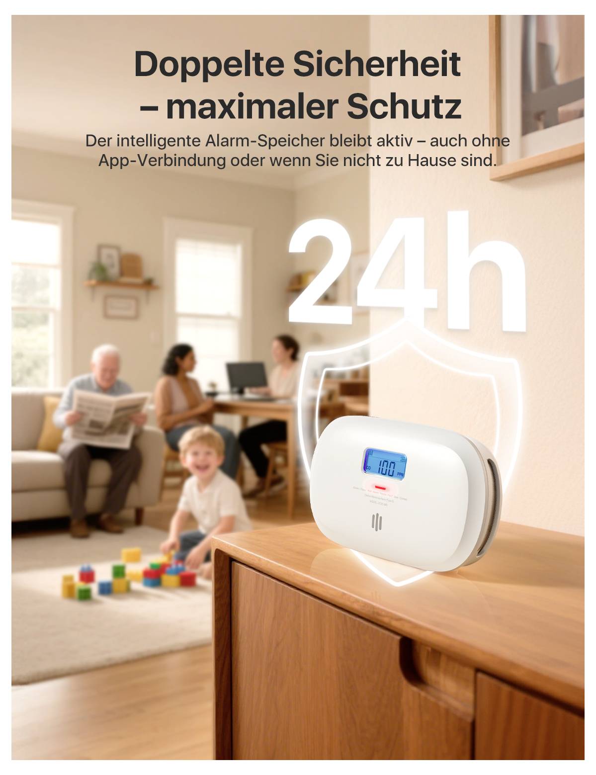 Ein intelligenter Alarm-Speicher im Vordergrund, umgeben von einem Schutzsymbol. Im Hintergrund spielt ein Kind, Erwachsene reden.