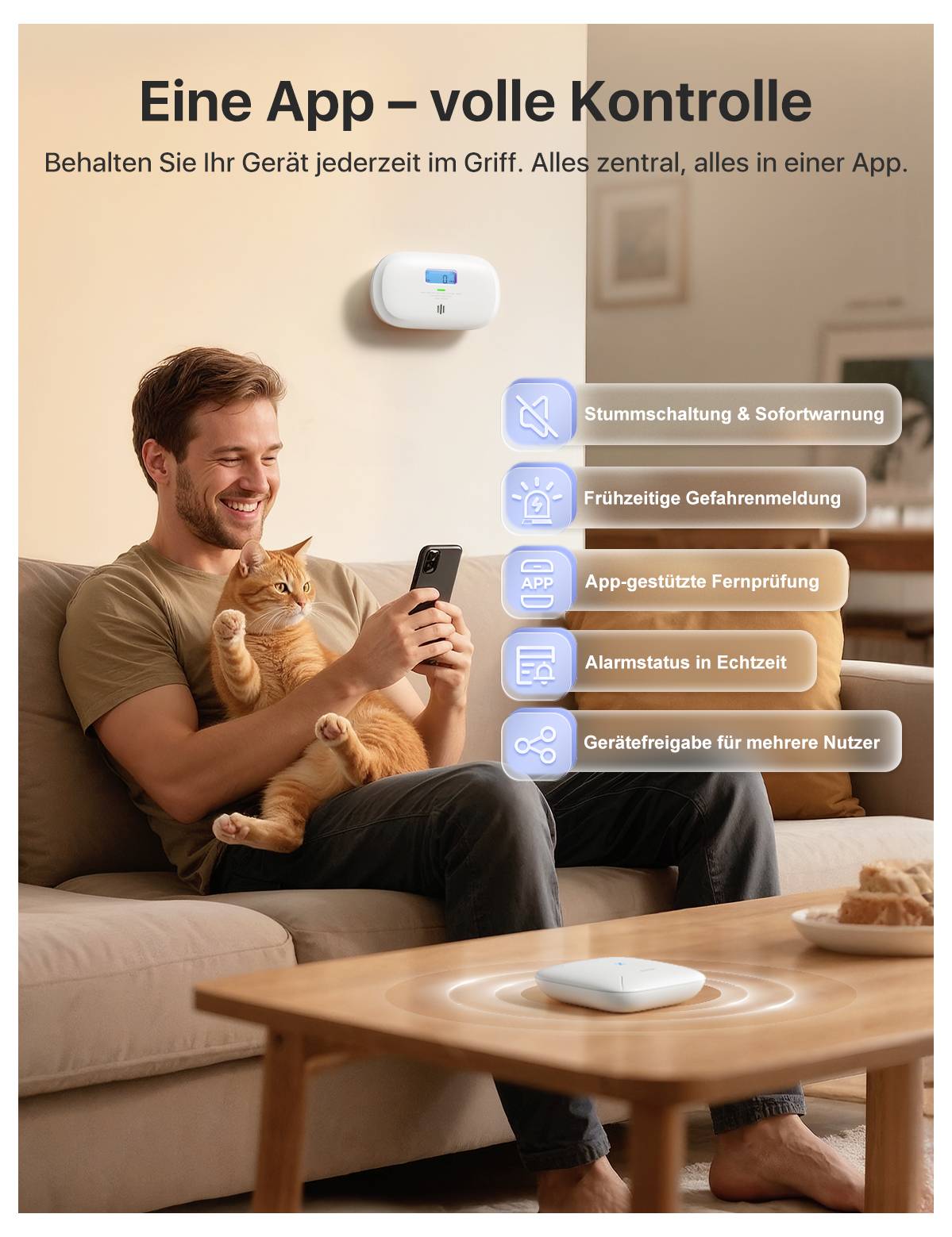 Junger Mann sitzt mit Katze auf einem Sofa und benutzt eine App auf seinem Smartphone. Im Hintergrund hängt ein Gerät an der Wand.