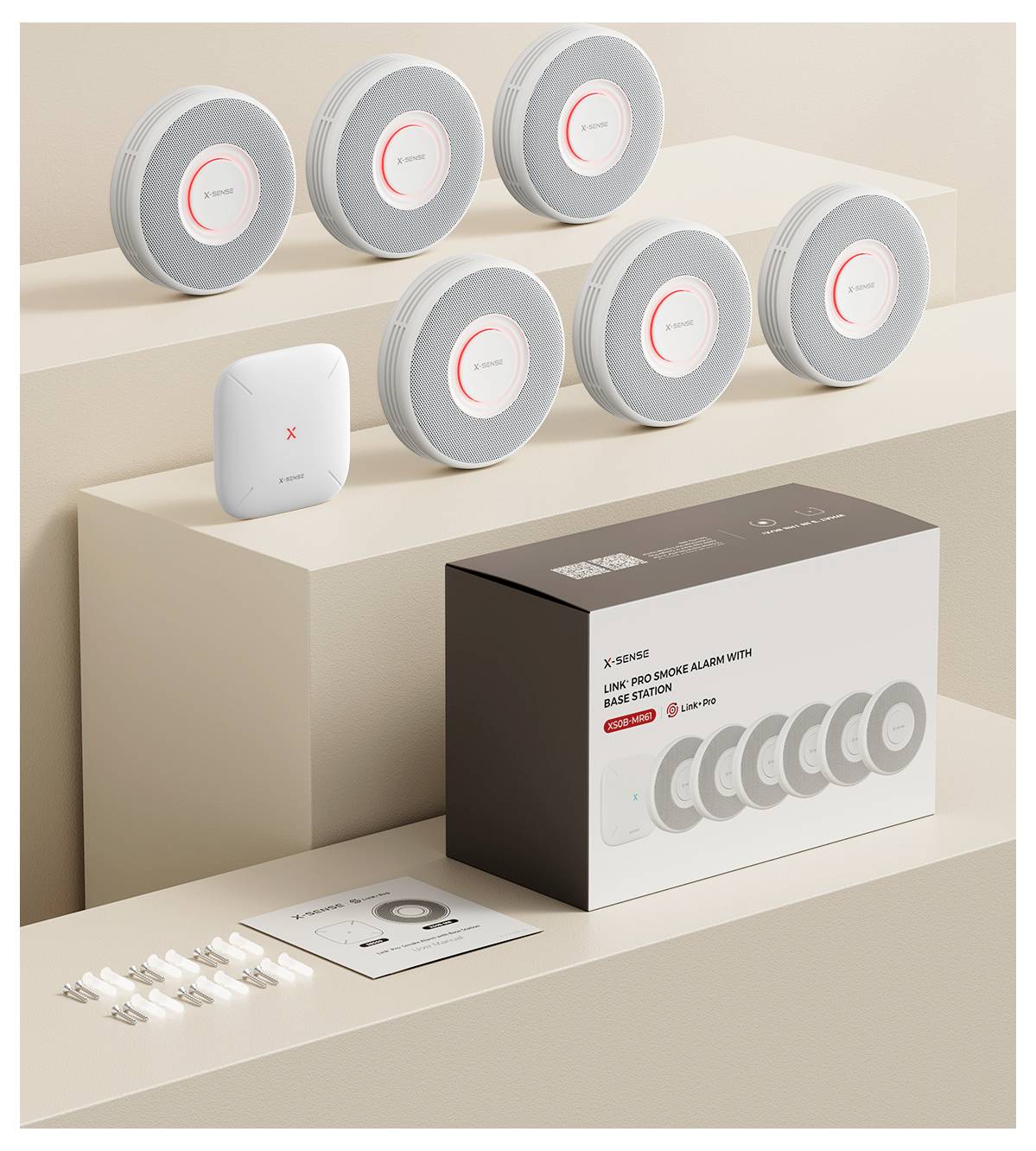 Das 'X-Sense' Rauchmelderpaket enthält sechs Melder und ein Funkverbindungsmodul. Zeigt Produkteinrichtungszubehör und Verpackung.