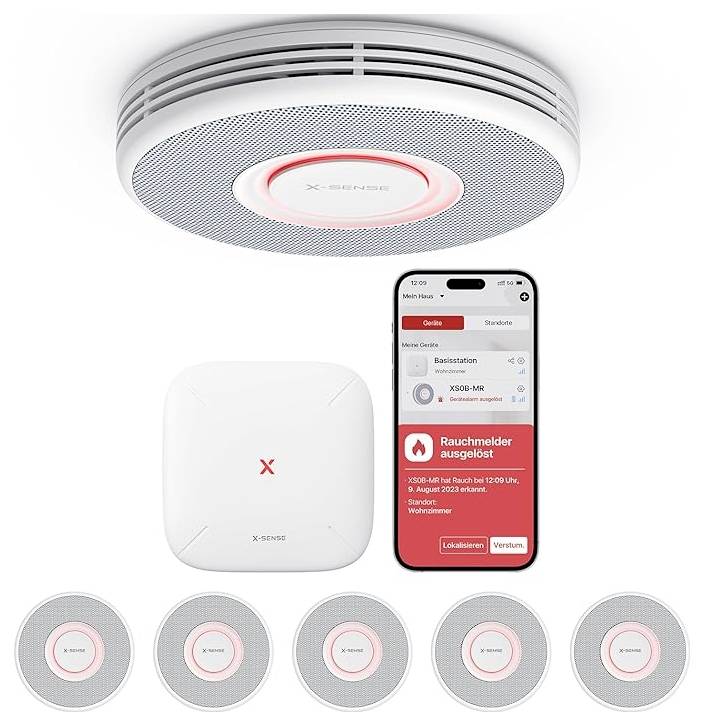 Ein Rauchmeldesystem, das eine Haupteinheit mit einer Smartphone-App-Anzeige einer Warnung zeigt, und mehrere kleinere Melder in einer Reihe darunter angeordnet.