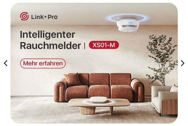Wohnzimmer mit Ledersofa, Couchtisch und Pflanze. An der Decke ein intelligenter Rauchmelder. Text: 'Link+ Pro Intelligenter Rauchmelder XS01-M. Mehr erfahren'.