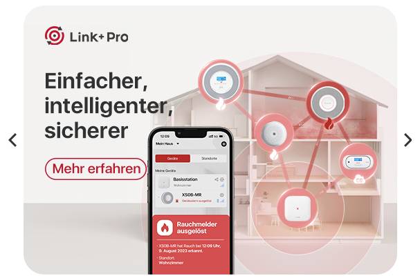 Das Bild zeigt ein Hausdiagramm, das ein vernetztes Sicherheits- und Rauchmeldersystem darstellt. Ein Smartphone zeigt eine Alarmmeldung.