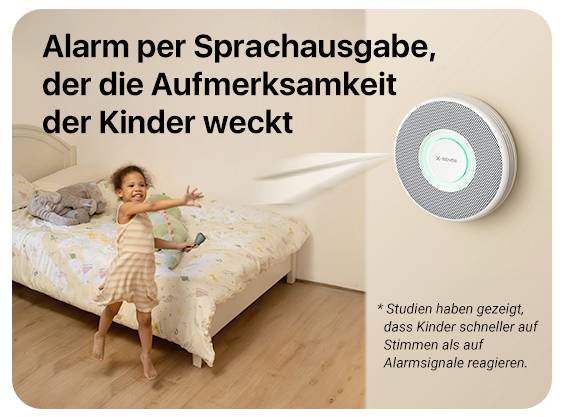 Ein Mädchen springt vor Freude neben einem Bett, als ein sprechender Alarm darauf hinweist, dass Kinder besser auf Stimmen reagieren.