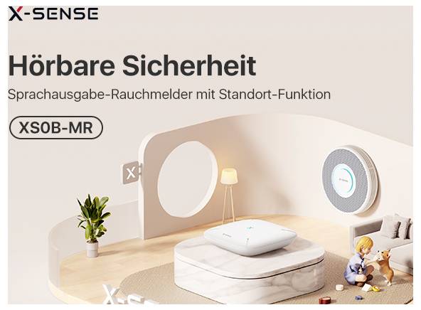 'X-Sense Hörbare Sicherheit: Sprachausgabe-Rauchmelder mit Standort-Funktion, Modell XSOB-MR' auf beige Hintergrund mit Wohnzimmereinrichtung.