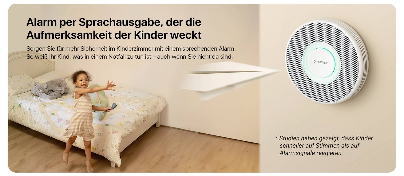Ein kleines Kind im Kinderzimmer schaut auf ein an der Wand montiertes Alarmsystem mit Lichtanzeige und Sprachfunktion.
