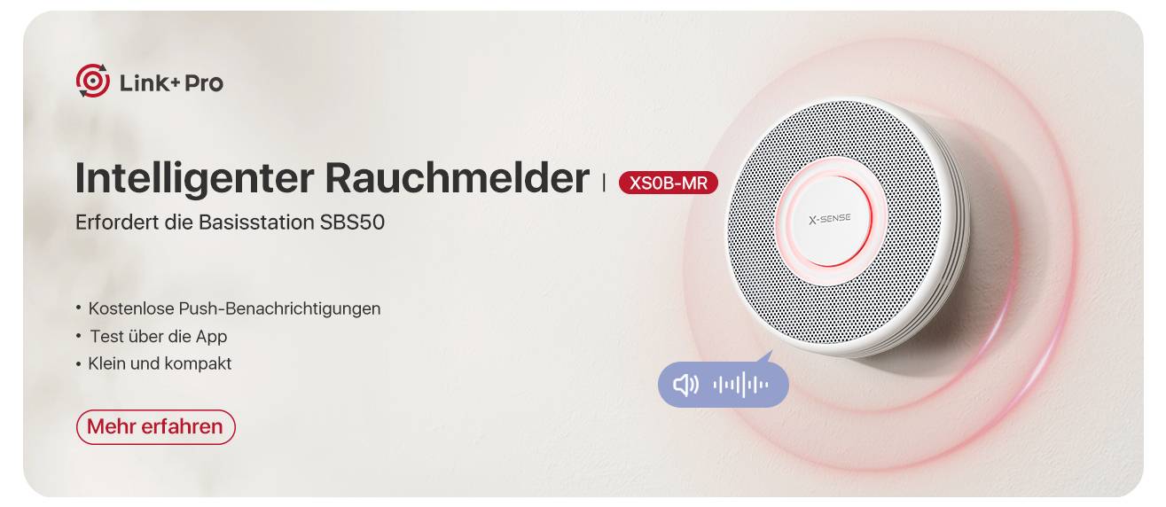 'Link-Pro Intelligenter Rauchmelder: Erfordert die Basisstation SBS50. Kostenlos, klein, App-gesteuert. Mehr erfahren.' zeigt den Rauchmelder an der Wand.