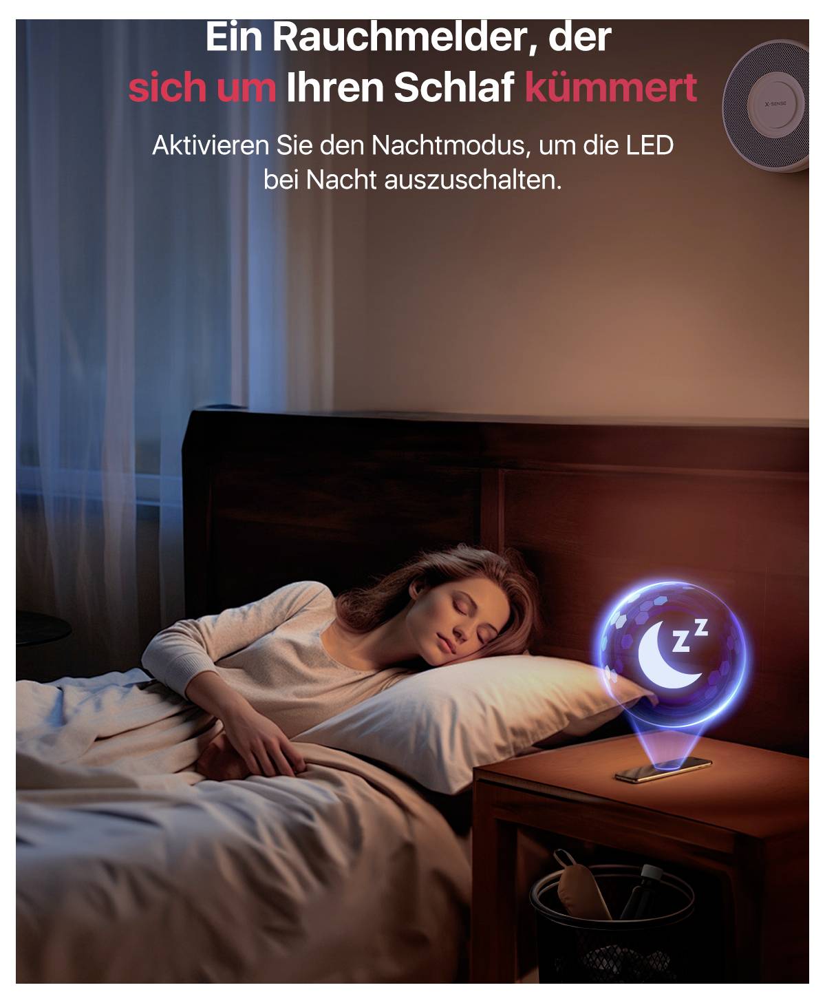 Frau schläft in einem Bett. Auf einem Nachttisch steht ein Smartphone mit einem leuchtenden Mond-Symbol. Text: 'Ein Rauchmelder, der sich um Ihren Schlaf kümmert'.