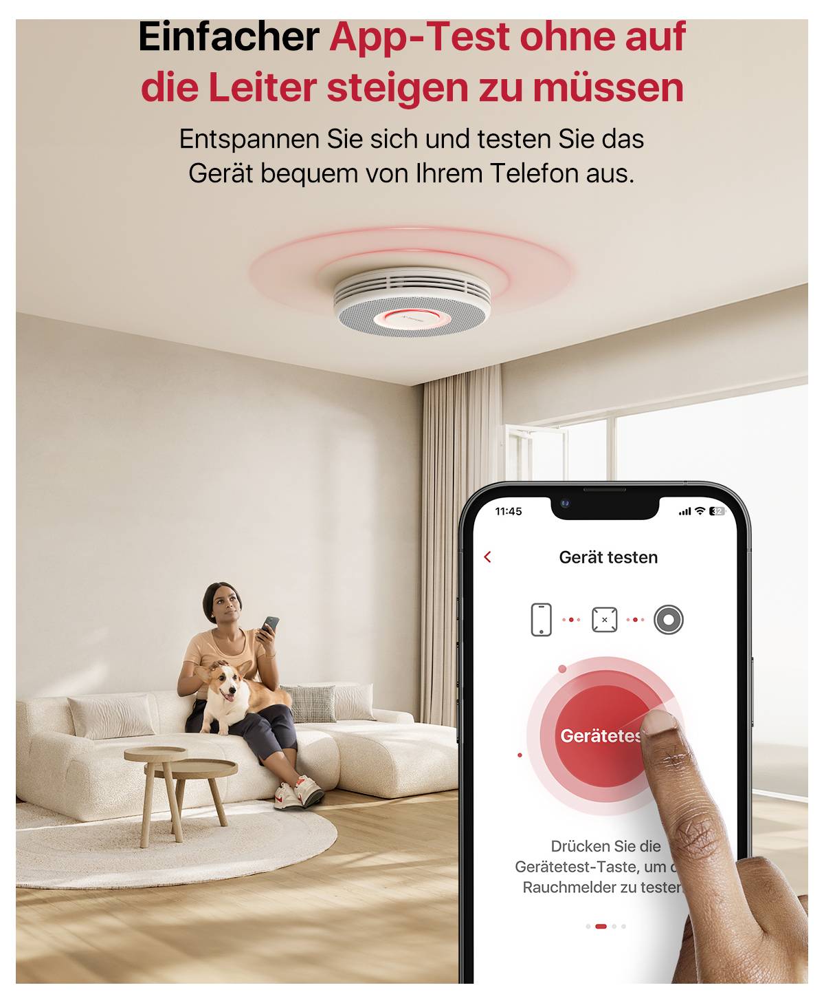 Ein Wohnzimmer mit einem Rauchmelder an der Decke; eine Person auf dem Sofa steuert per Smartphone den Test des Geräts.