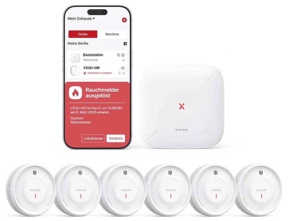 Ein Smartphone zeigt eine Smart-Home-App mit einer Rauchmelder-Benachrichtigung an. Darunter befinden sich sechs Rauchmelder und ein zentrales Steuergerät.