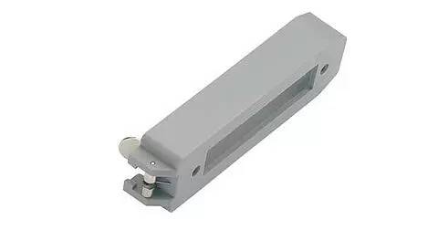 Ein grauer Metallriegel mit Hebelgriff, der zum Sichern oder Befestigen verwendet wird, leicht angewinkelt, um seine zwei Hauptkomponenten zu zeigen.