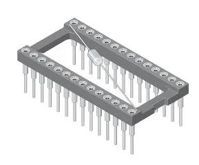 Ein 28-poliger DIP-Sockel mit einem Widerstand, der über zwei diagonal angeordnete Stifte gelötet ist, veranschaulicht eine Schaltverbindung für elektronische Bauteile.