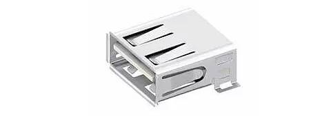 Ein silberner USB-Typ-A-Buchsenstecker, in einem Winkel dargestellt, der seinen offenen Anschluss für Geräteverbindungen und die Befestigungshalterung hervorhebt.