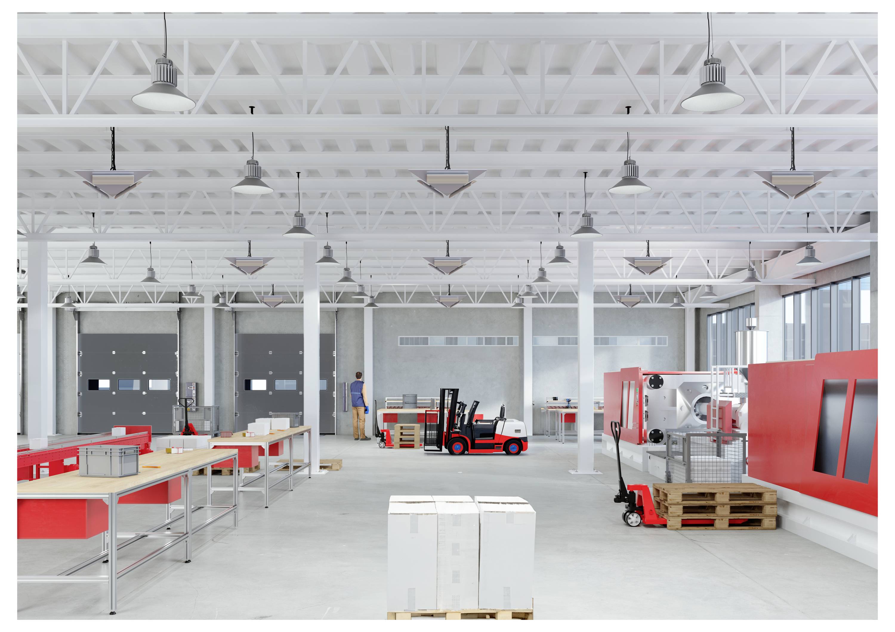 Ein geräumiges Lagerhaus mit roten und grauen Arbeitsplätzen, ein Gabelstapler in Betrieb und Kartons auf Tischen. Helle Beleuchtung und hohe Decke vorhanden.