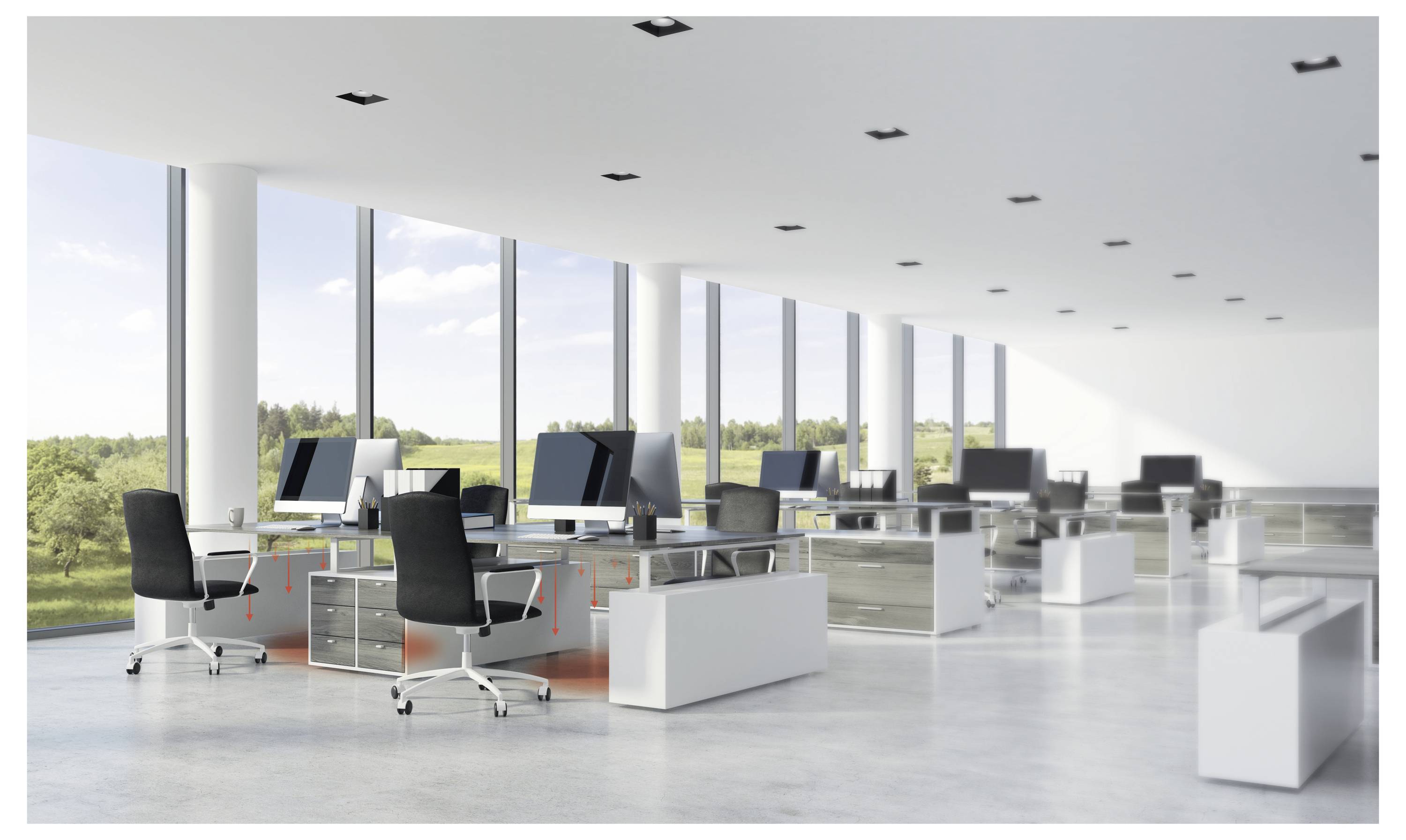 Moderner offener Büroraum mit großen Fenstern, natürlichem Licht, mehreren Computerarbeitsplätzen und ergonomischen Stühlen mit Blick auf eine grüne Landschaft.