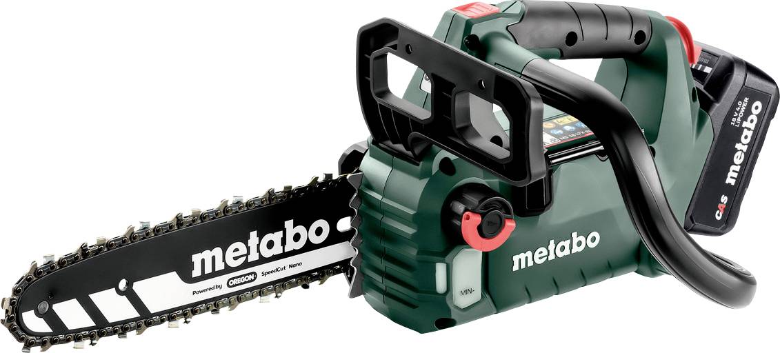 Eine grüne und schwarze Metabo-Kettensäge mit sichtbarem Akku und Sicherheitsvorrichtungen, die zum Schneiden von Holz konzipiert ist.
