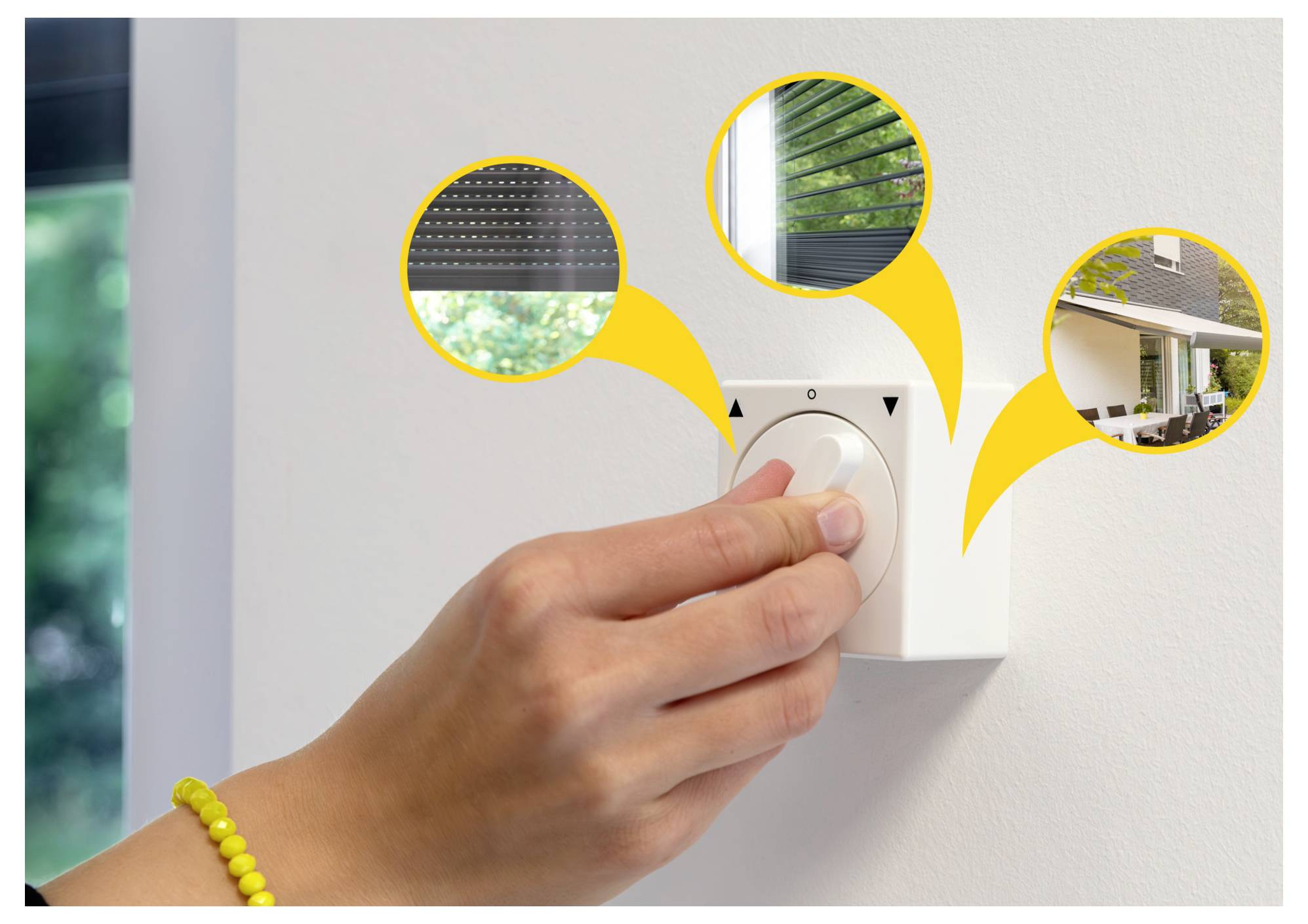 Eine Hand verstellt einen Drehschalter, der mit Pfeilen gekennzeichnet ist, die auf Bilder von offenen und geschlossenen Jalousien zeigen und die Steuerung von Fensterjalousien anzeigen.