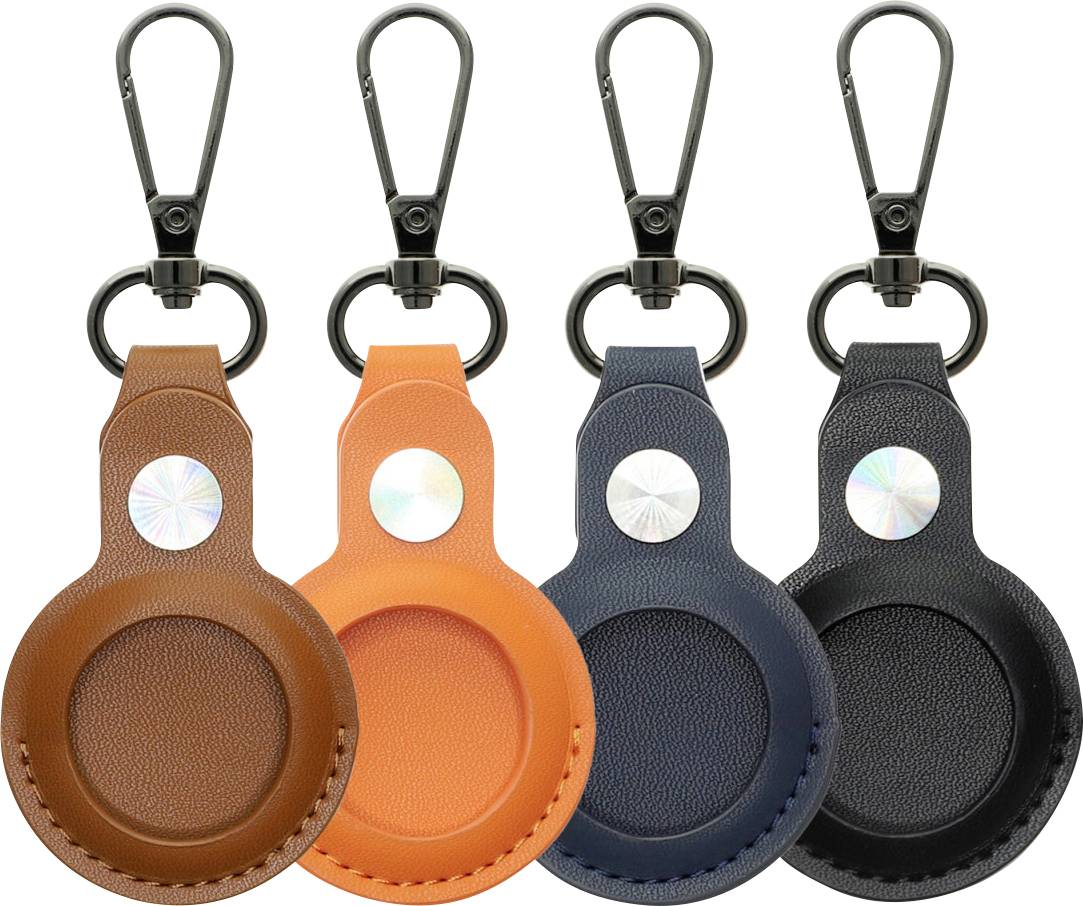 Vier Leder-AirTag-Halter in Braun, Orange, Marineblau und Schwarz, jeweils mit einem Karabinerhaken zum einfachen Befestigen.