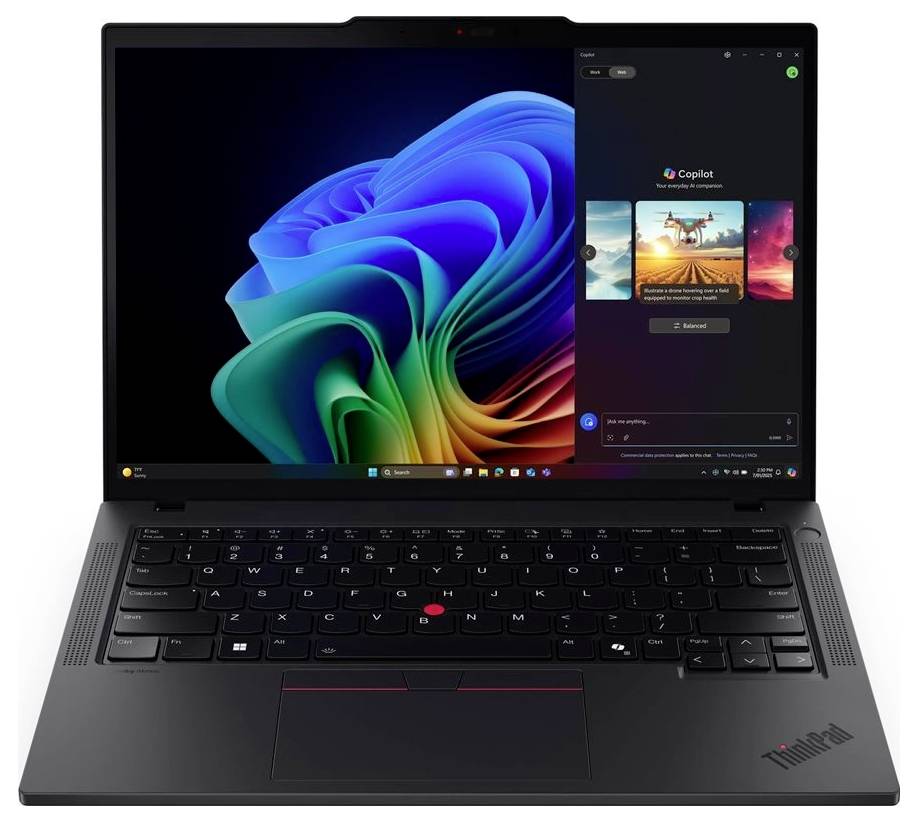 Ein Lenovo ThinkPad Laptop mit geöffnetem Display mit Windows Desktop und Copilot Panel auf dem Bildschirm.