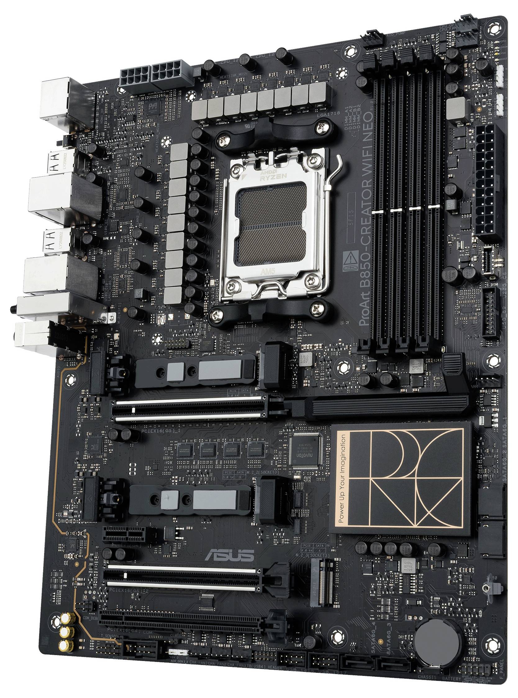 PC-Motherboard mit mehreren Slots für RAM und Erweiterungskarten. Verfügt über verschiedene Anschlüsse, einschließlich Ethernet und USB am linken Rand.
