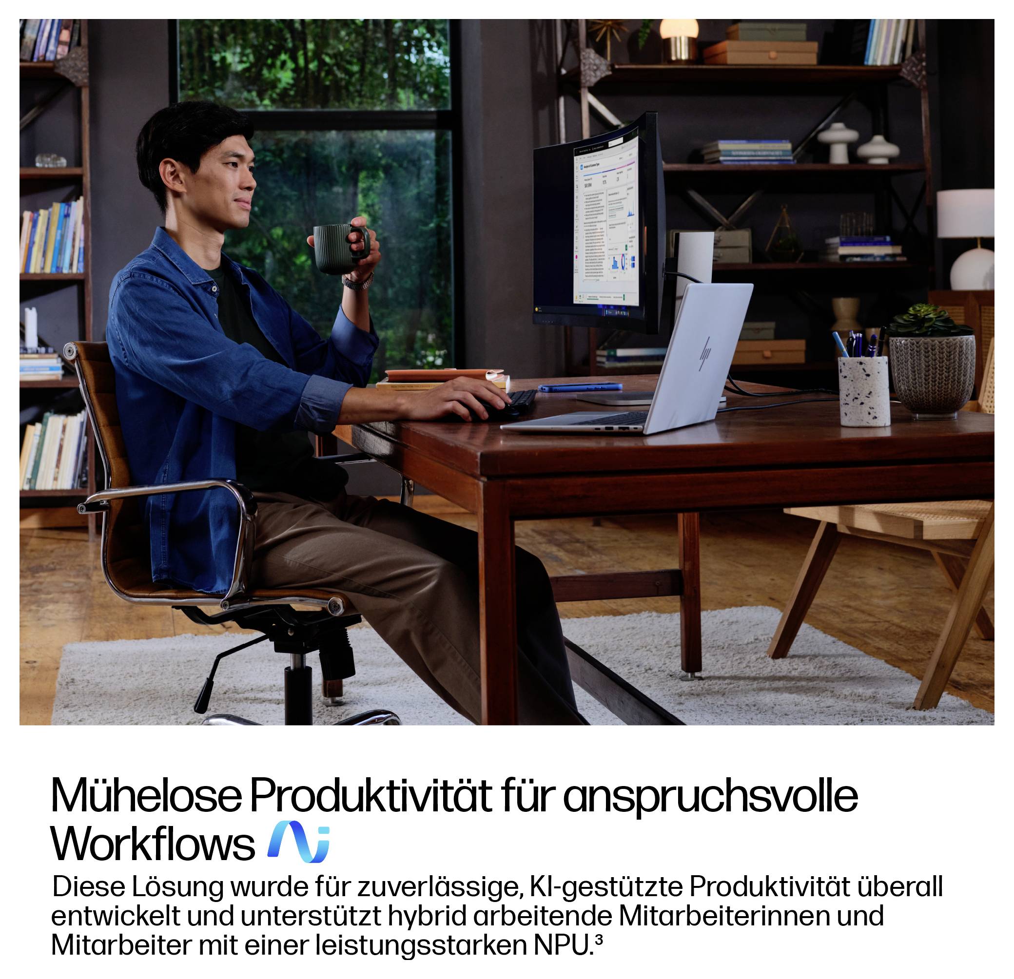 Eine Person arbeitet an einem Schreibtisch mit einem Computer in einem modernen Homeoffice. Text beschreibt eine KI-gestützte Produktivitätslösung.