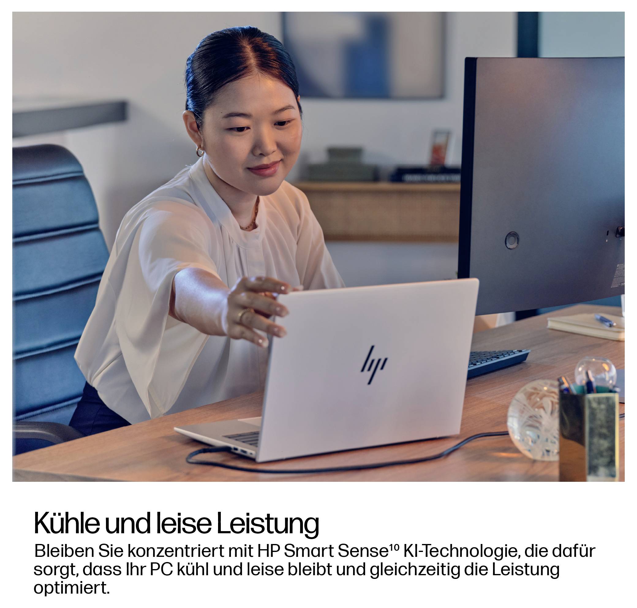 Frau arbeitet konzentriert an einem HP Laptop am Schreibtisch. Text: 'Kühle und leise Leistung', beschreibt HP Smart Sense KI-Technologie.