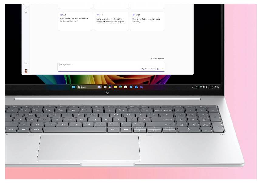 Ein Laptop mit einer angezeigten Chat-Schnittstelle, die Eingabefelder und Sprechblasen zeigt. Das Gerät verfügt über eine graue Tastatur und ein Touchpad.