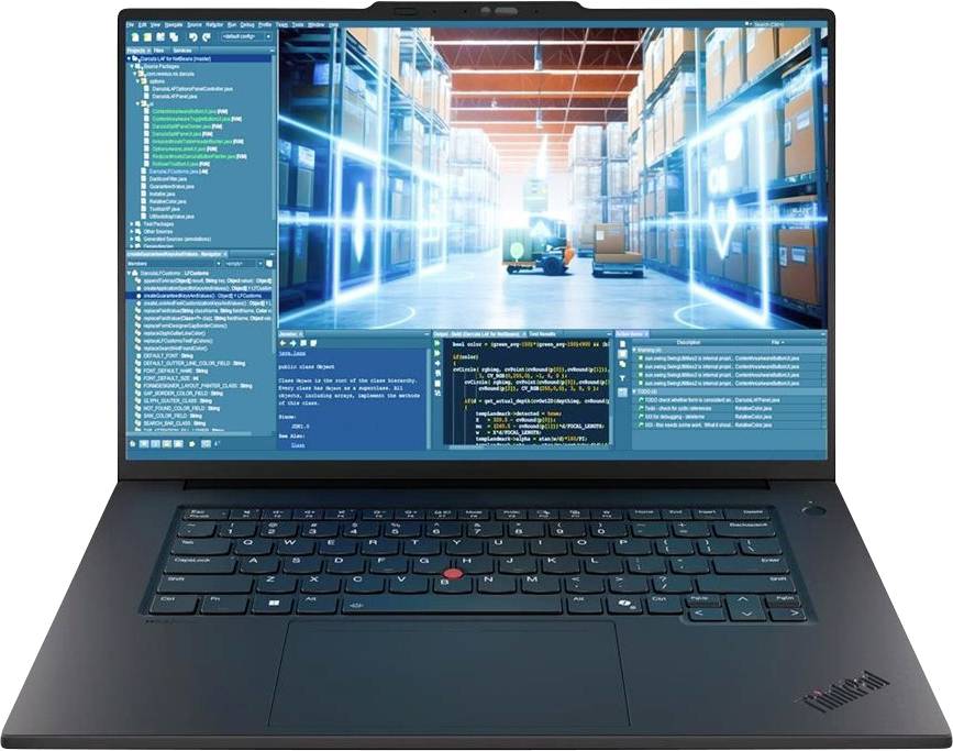 Laptop zeigt eine Lagerlogistik-Simulation und Code-Schnittstelle an, mit einem Gabelstapler in einem Gang und mehreren Datentafeln rund um die Hauptansicht.