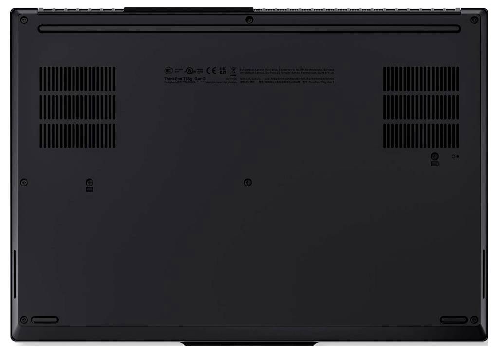 Unteransicht eines geschlossenen schwarzen Laptops mit Lüftungsöffnungen, Gummifüßen und behördlichen Kennzeichnungen.
