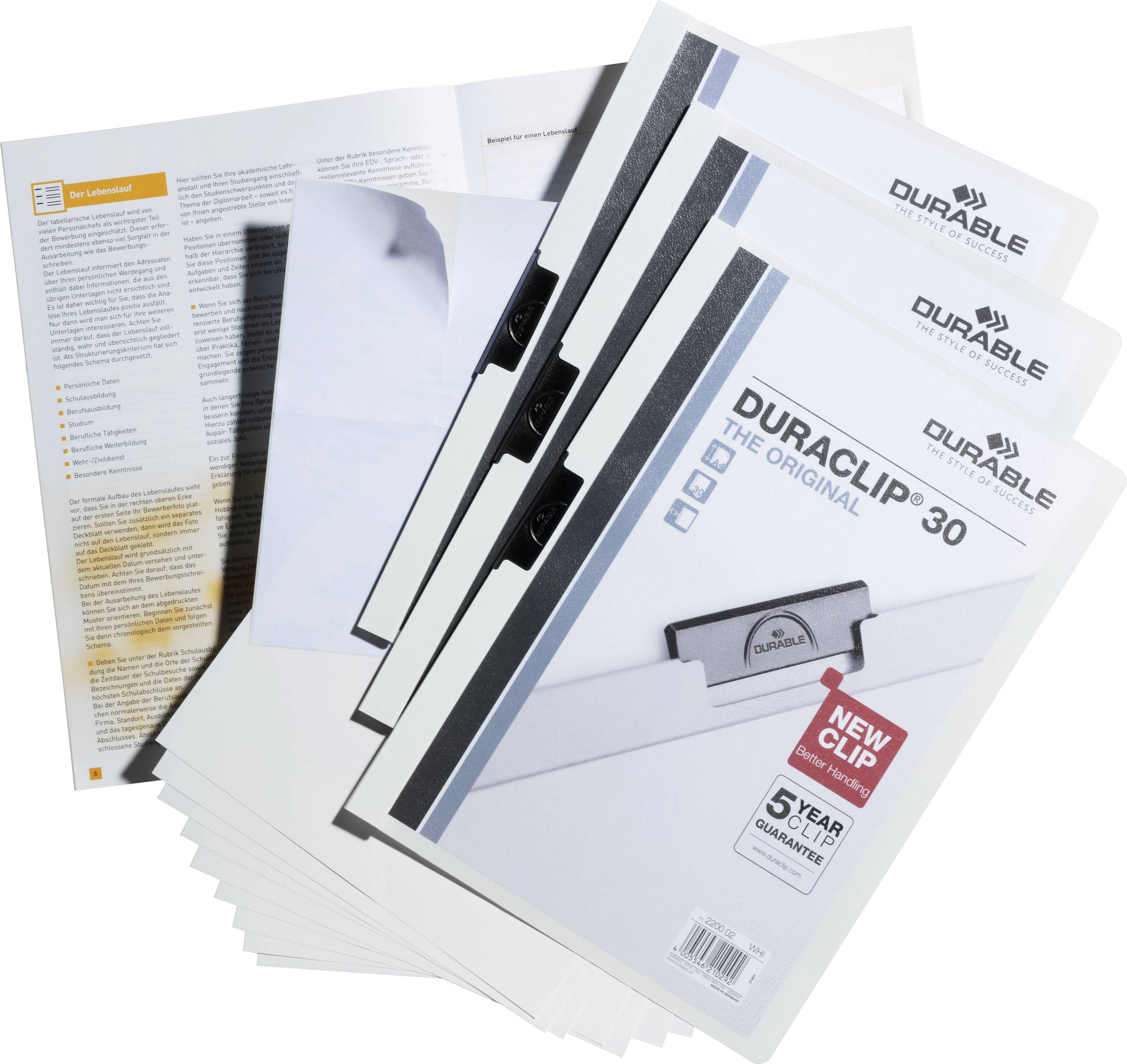 Ein Stapel offener Broschüren und vier DURACLIP 30-Berichtsumschläge werden angezeigt und zeigen ein neues Clip-Design und ein 5-Jahres-Garantie-Etikett.