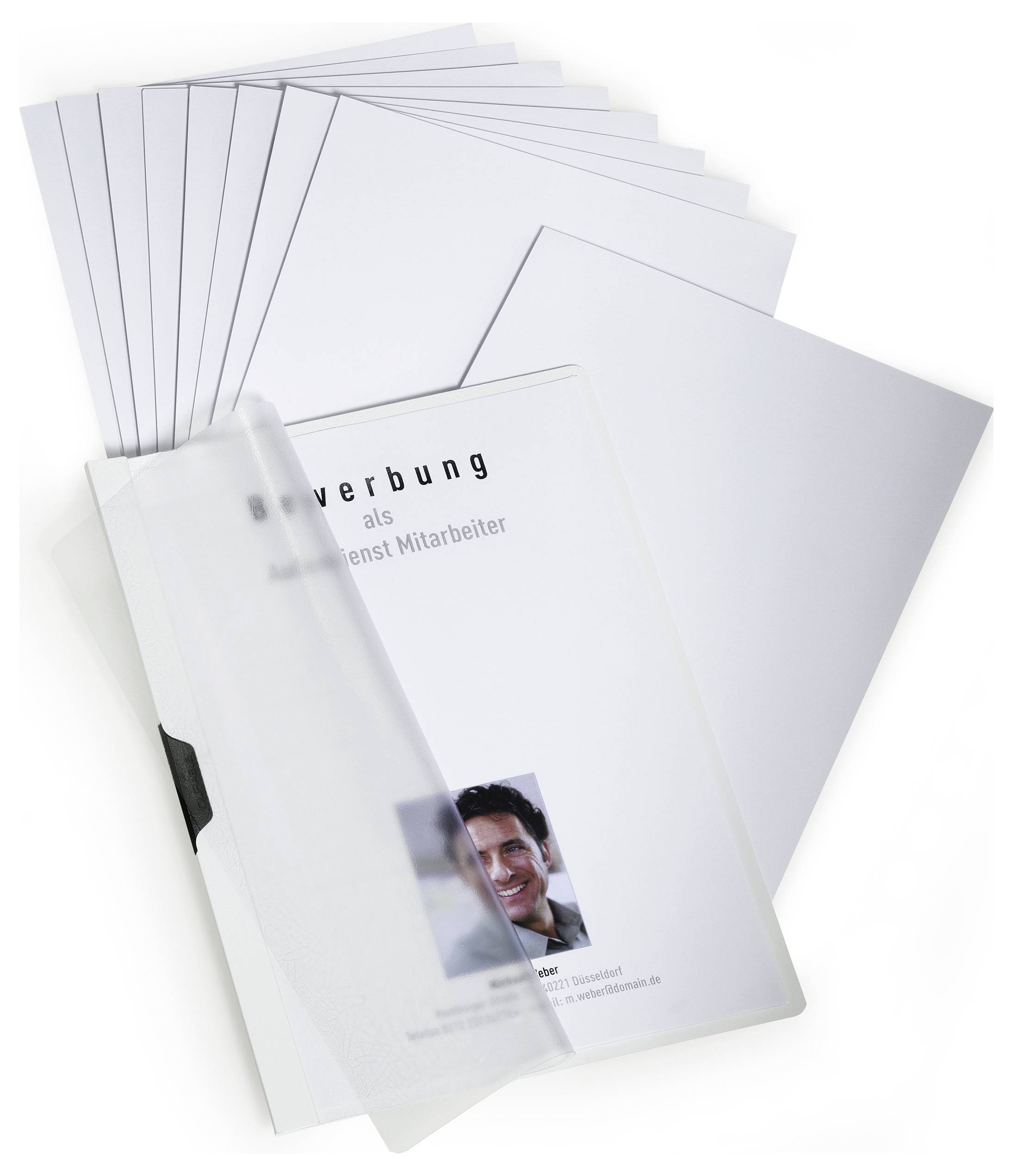 Ein Stapel weißer Präsentationsmappen mit einer, die eine Titelseite zeigt, auf der „Bewerbung als Außendienst Mitarbeiter