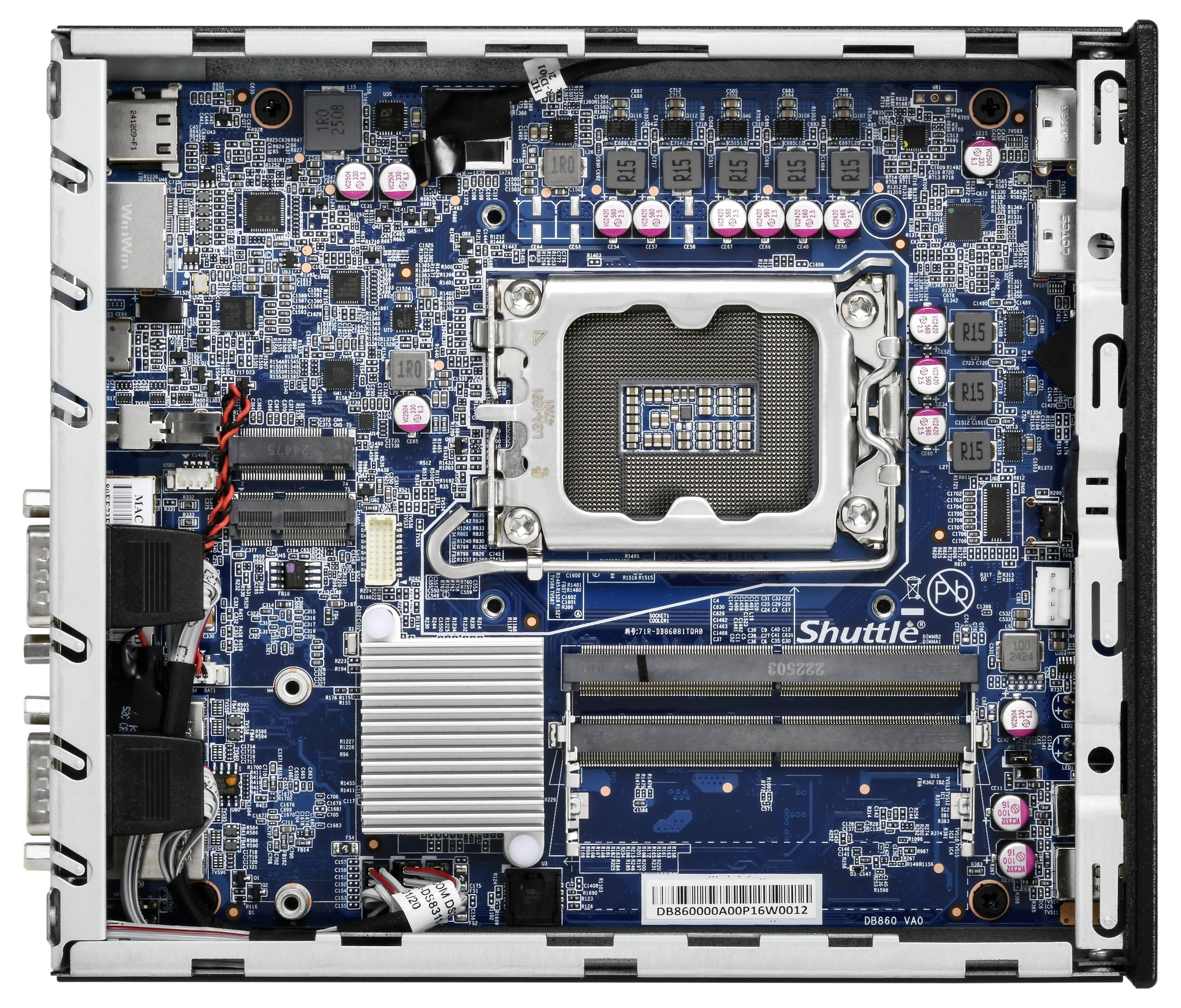 Nahaufnahme einer Computerplatine mit einem Intel-CPU-Sockel, RAM-Steckplätzen, Kühlkörpern und Stromsteckern in einem kompakten Gehäuse.