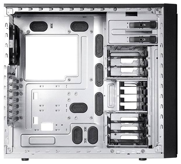 Ein leeres Computergehäuse wird gezeigt, das mehrere Laufwerkschächte, Montageklammern für Komponenten und offene Fläche für die Hardwareinstallation enthält.