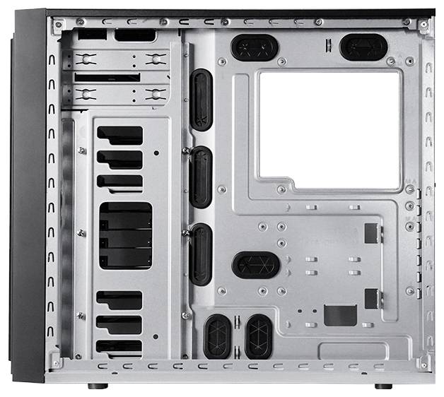 Leeres Computergehäuse-Inneres mit sichtbaren Laufwerkschächten, Motherboard-Befestigungspunkten und Kabelführungsöffnungen.