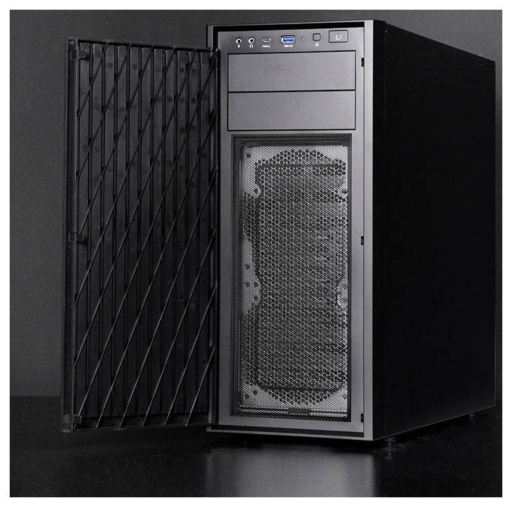 Ein schwarzer Computer-Turm mit offener Frontblende, die ein Lüftungsgitter und Laufwerk-Schächte zeigt, vor einem dunklen Hintergrund.