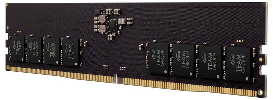 Eine Nahaufnahme eines DDR4-RAM-Moduls mit schwarzen Chips und einem goldenen Anschluss, die eine Anordnung von Kondensatoren und Widerständen auf einer dunklen Leiterplatte zeigt.